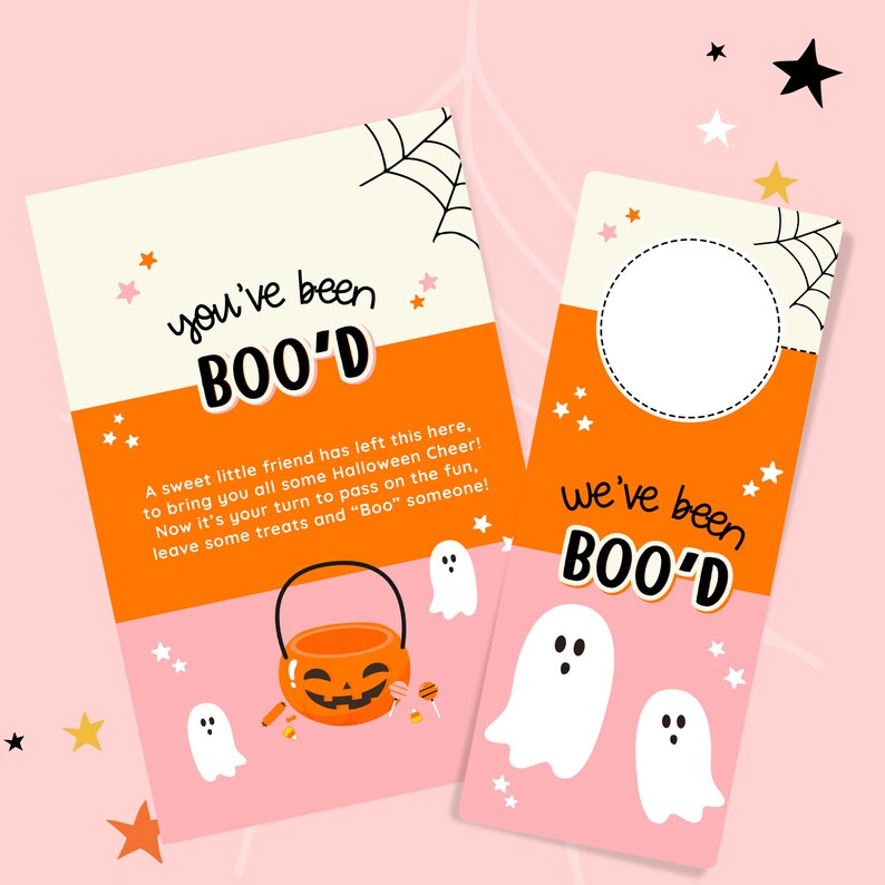 Pu&ograve; includere: Due appendini per porte di Halloween stampabili con sfondo rosa e arancione. L'appendino superiore dice "you've been BOO'D" con un fantasma e un secchiello di zucca con caramelle. L'appendino inferiore dice "we've been BOO'D" con due fantasmi.