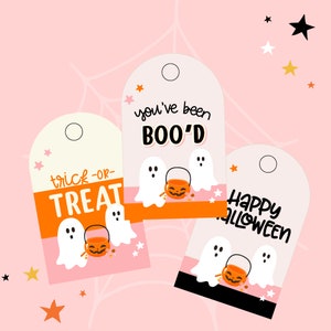Pu&ograve; includere: Tre etichette regalo di Halloween stampabili con fantasmi e secchielli di caramelle. Le etichette dicono "trick-or-treat", "you've been boo'd" e "happy halloween".