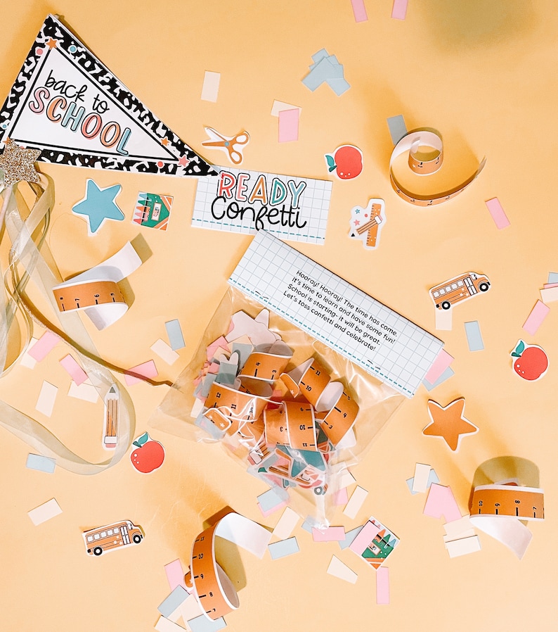 Pode incluir: Um saco de confeti para uma festa de volta &agrave;s aulas. O confeti tem o formato de r&eacute;guas, &ocirc;nibus escolares, estrelas e ma&ccedil;&atilde;s. O saco tem uma etiqueta que diz "Confetti pronto" e "Viva! Viva! Chegou a hora. &Eacute; hora de aprender e se divertir! A escola come&ccedil;a, ser&aacute; &oacute;timo. Vamos jogar confeti e celebrar!"