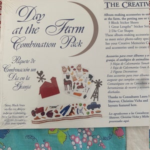 Puede incluir: Un paquete colorido de suministros de scrapbooking con temática de granja. El paquete incluye hojas de pegatinas, formas troqueladas y figuras decorativas. El texto en el paquete dice "Day at the Farm Combination Pack" y "Paquete de Combinación un Dia en la Granja".