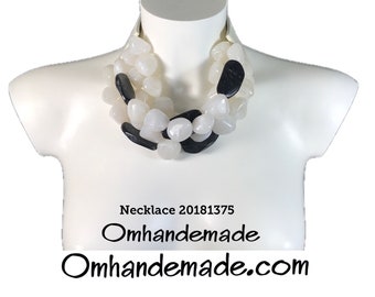 20181375 Collana bianca e nera, collana by Omhandemade, collana maxi multistrato rilievo, collana bavaglino collana stile Fairchild Baldwin