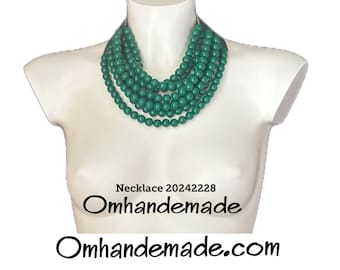 20242228 Collana verde , collana bavaglino, collana girocollo multifilo stratificato rilievo con bretelle in pelle stile Fairchild Baldwin