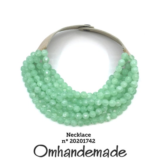20201742 Collana verde menta, collana bavaglino collana multifilo strati rilievo, collana chiusura pelle, collana stile Fairchild Baldwin