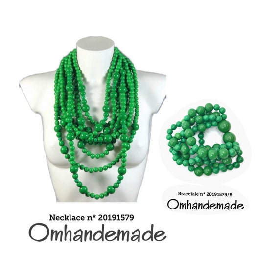 20191579 collana verde, collana bavaglino, collana e bracciale, collana multifilo, collana multi strati a rilievo, collana dichiarazione