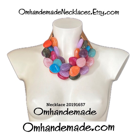 20191657 colored necklace, bib necklace, multicolor necklace, chunky necklace, multi-strand layered relief necklace, pebble necklace