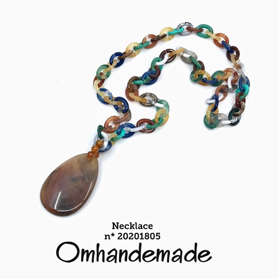 20201805 colored necklace, chain necklace, single strand necklace, necklace with large central hazelnut gem, necklace with central pendant