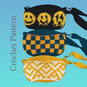 Op de afbeelding: Drie gehaakte heuptasjes in zwart, blauwgroen en geel. De zwarte tas heeft gele smiley gezichten, de blauwgroene tas heeft een dambordpatroon en de gele tas heeft een chevron ontwerp. Elke tas heeft een ritssluiting en een verstelbare riem. De tekst "Crochet Pattern" staat links.