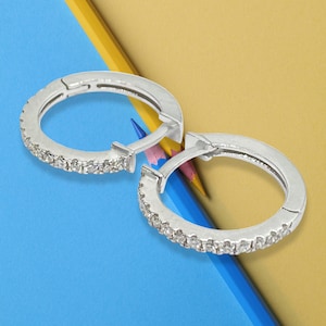 Diamond Hoop Oorbellen in 14k Solid White Gold (0.14 ct. tw.) Huggie Oorbellen Zeer Kleine maat 0.49 inch, Huggie Hoop Oorbellen