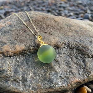 RARE verre de mer marbré jaune et vert | Collier en argent sterling plaqué or 18 carats | Unique en son genre