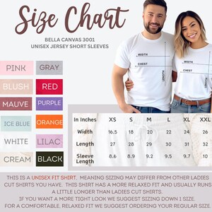 Puede incluir: Tabla de tallas para camisetas unisex de manga corta Bella Canvas 3001. La tabla incluye medidas en pulgadas para el ancho, el largo y el largo de la manga, que van desde la XS hasta la XXL. Se enumeran las opciones de color, incluyendo rosa, gris, rubor, rojo, malva, p&uacute;rpura, azul hielo, naranja, blanco, lila, crema y negro.