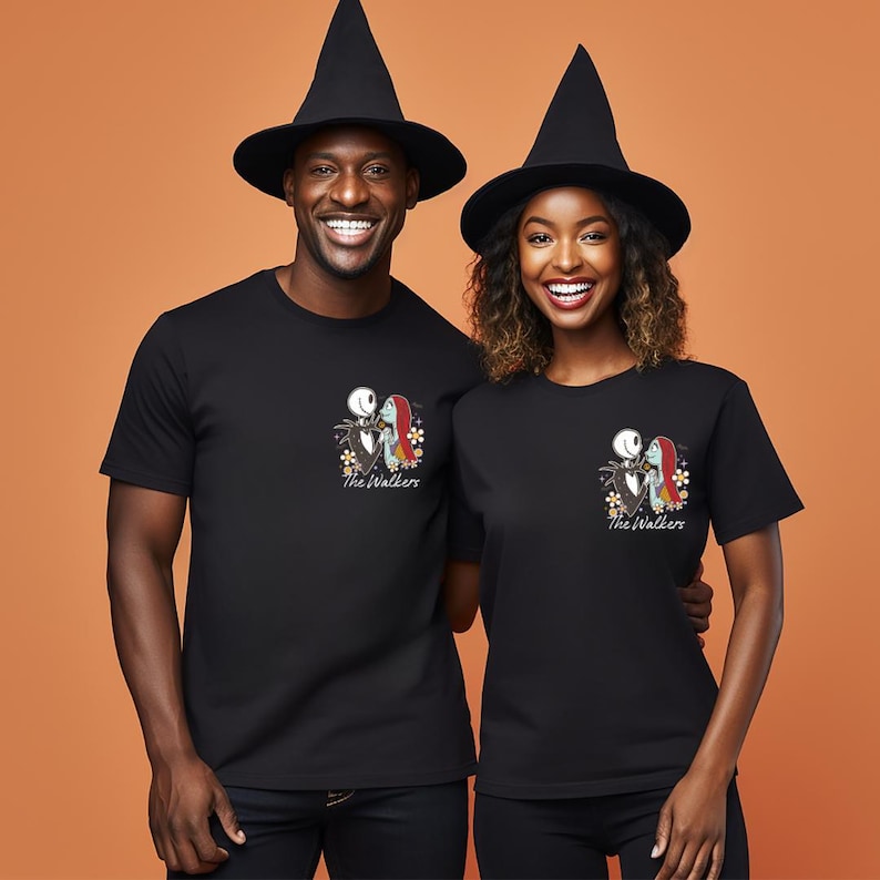 Puede incluir: Dos personas con camisetas negras a juego con un peque&ntilde;o gr&aacute;fico de Jack y Sally de Pesadilla antes de Navidad, con el texto "The Walkers". Ambos llevan sombreros de bruja negros. El fondo es naranja.
