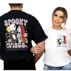 Puede incluir: Camisetas negras y blancas con dise&ntilde;os de Jack Skellington y Sally, con el texto "Spooky Vibes" y los nombres "Matt & Ashley". Los dise&ntilde;os retro incluyen flores y cuadros.