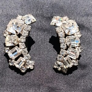 Vintage WEISS Rhodium Backed Rhinestone Clip-on Earrings