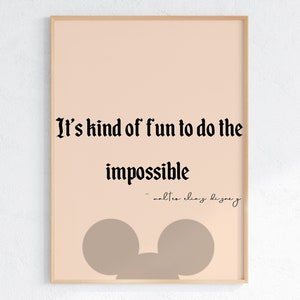 Puede incluir: Impresión enmarcada con un fondo melocotón claro y una silueta de Mickey Mouse en la parte inferior. El texto negro dice "It's kind of fun to do the impossible" con "- walter elias disney" debajo.