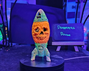 Death Rattle Dougie - Blacklight & Glow in the Dark Skull Bomb-standbeeld (6")