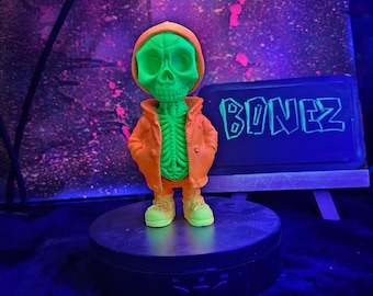 Blacklight UV-reactief en Glow in the Dark Street-schedelfiguur - Bonez Skellie-ronde hals (5")