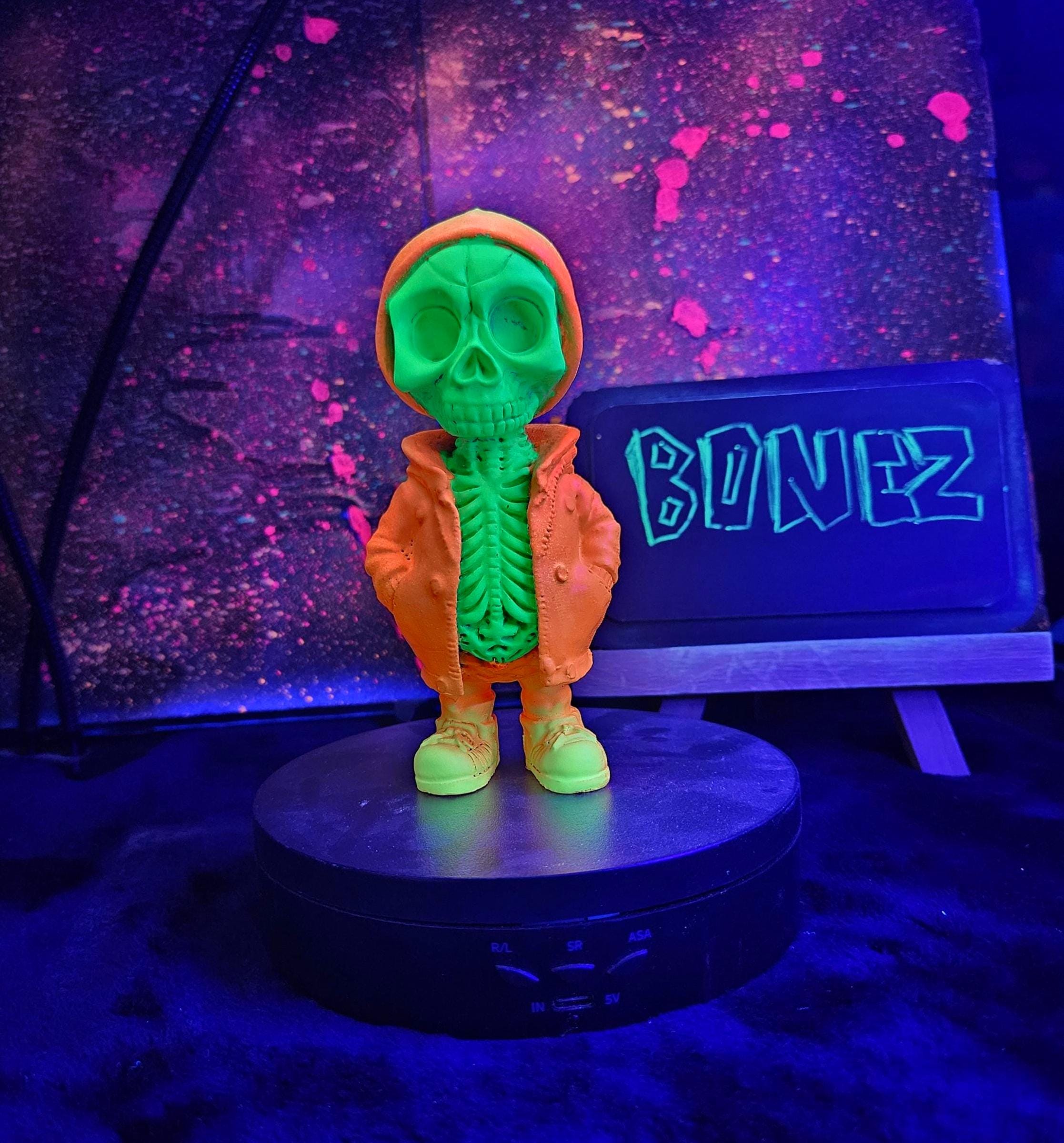 ブラックライトUV反応＆暗闇で光るストリートスカルフィギュア - Bonez