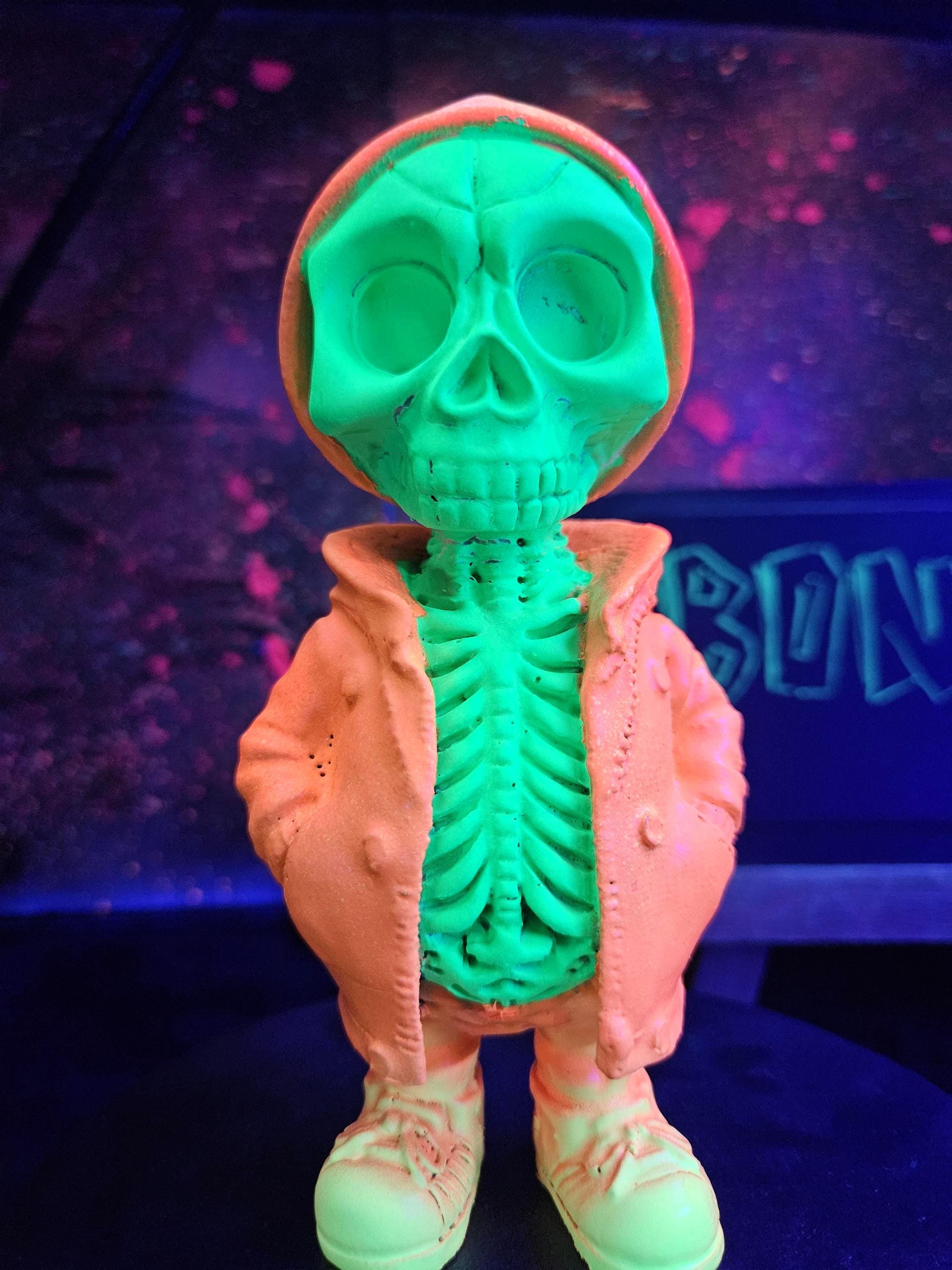 ブラックライトUV反応＆暗闇で光るストリートスカルフィギュア - Bonez