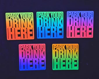 Zestaw drewnianych podstawek z efektem UV "Zaparkuj swój napój tutaj" z efektem fluorescencyjnym