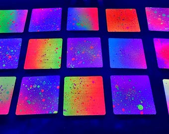 Zestaw drewnianych podstawek z reaktywnym światłem UV (4) – kwadratowy UV Splatter