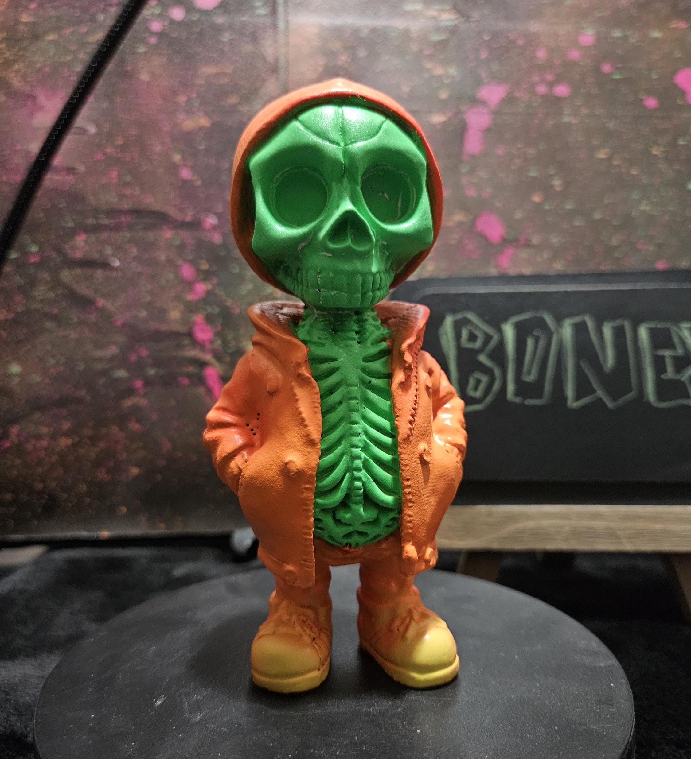 ブラックライトUV反応＆暗闇で光るストリートスカルフィギュア - Bonez