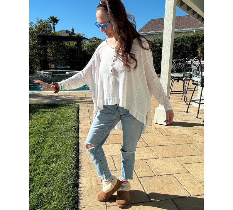 Precio de venta sugerido: $98. Camiseta Henley de punto reciclada de Free People, talla S / Talla única. Envío el mismo día. imagen 4
