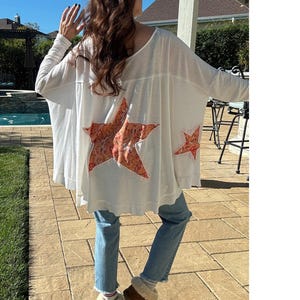 Precio de venta sugerido: $98. Camiseta Henley de punto reciclada de Free People, talla S / Talla única. Envío el mismo día. imagen 2