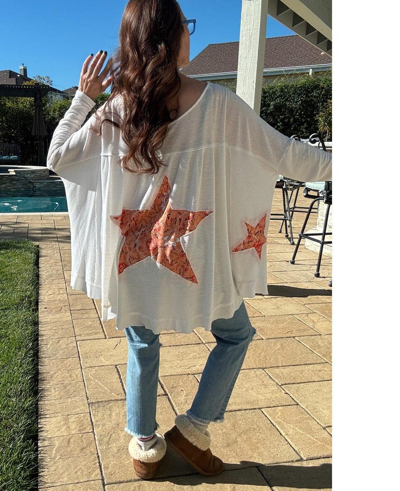 Precio de venta sugerido: $98. Camiseta Henley de punto reciclada de Free People, talla S / Talla única. Envío el mismo día. imagen 2