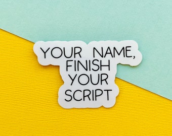 Könnte beinhalten: Weißer Aufkleber mit schwarzem Text, der "Your Name, Finish Your Script" auf einem gelben und hellblauen Hintergrund lautet.