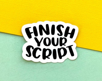 Könnte beinhalten: Ein weißer Aufkleber mit den Worten "FINISH YOUR SCRIPT" in fetter, schwarzer, handschriftlicher Schrift. Der Aufkleber befindet sich auf einem hellgrünen und gelben Hintergrund.