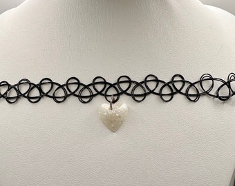 1x Stretchy Black Choker Necklace with Cute White Heart Pendant ~ Retro 90s Style Design