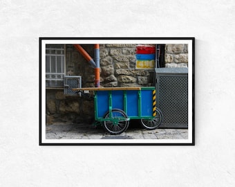 Blauer und grüner Jerusalem Karrenwagen auf einer Old City Street | Fotodruck | Wandbild | Wohndekor | Poster | Heiliges Land Geschenke | Stadtfotografie