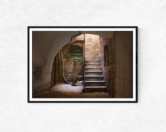 Altstadt Jerusalem Dunkler Stein Innenhof mit Bogen | Fotodruck | Wandbild | Wohndekor | Poster | Heiliges Land Geschenke | Stadtfotografie