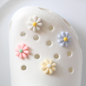 Zawieszka do butów Daisy Flower Matte | kość słoniowa, biały, różowy, niebieski