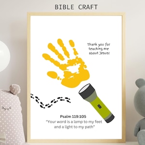 Puede incluir: Una impresión enmarcada con el texto "BIBLE CRAFT" en la parte superior. La obra de arte presenta una huella de mano amarilla, una linterna verde y el versículo bíblico Salmo 119:105. También se incluye el texto "¡Gracias por enseñarme sobre Jesús!"