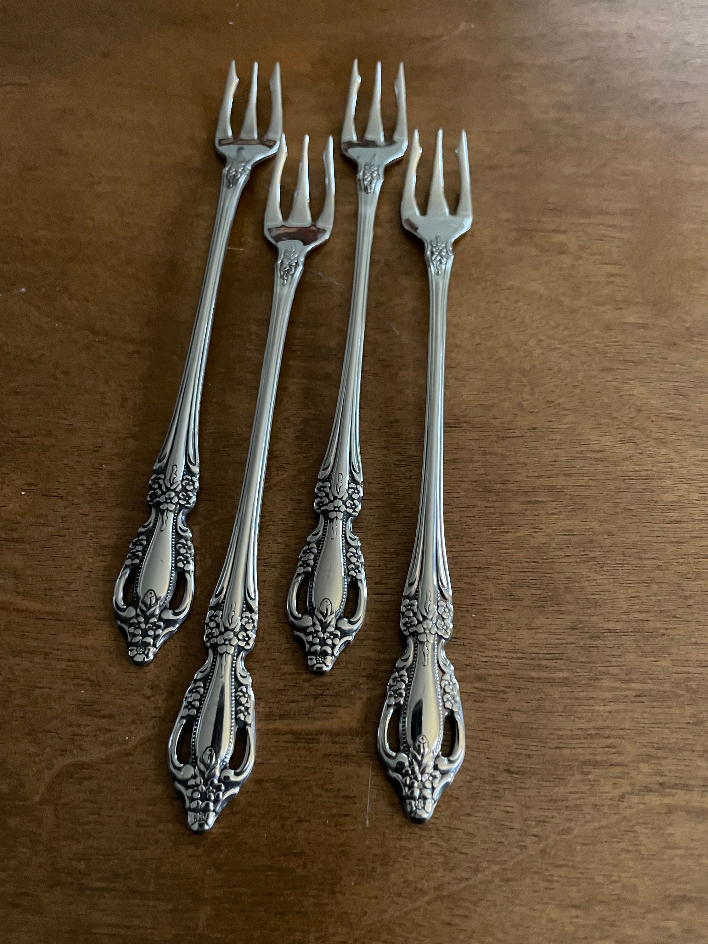 Choice Oneida Destinction Deluxe Raphael Iced Teaspoons Set Stainless Steel Seafood or Dinner