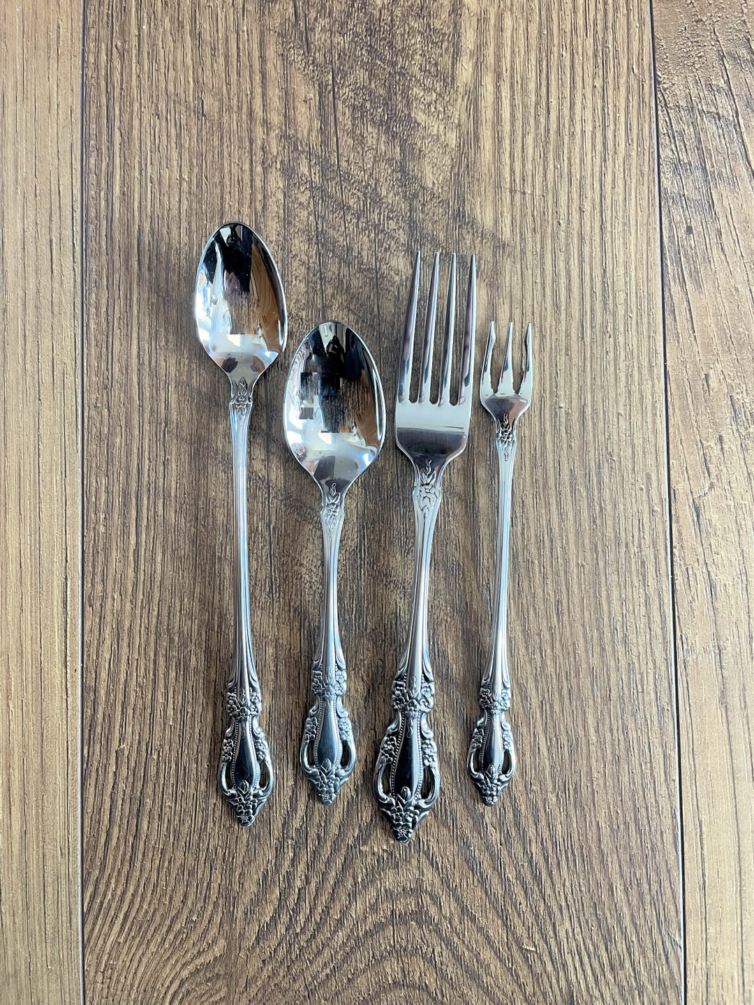 Choice Oneida Destinction Deluxe Raphael Iced Teaspoons Set Stainless Steel Seafood or Dinner