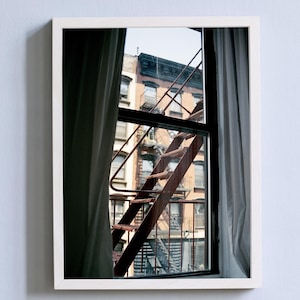 New Yorker Wohnung Poster - 35 mm Film Fotografie, Feuerleiter Fensterblick, Urbane Wandkunst, NYC Foto-Download, Vintage ästhetisches Poster