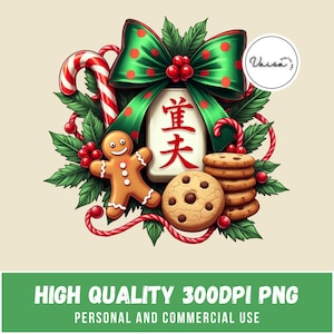 Op de afbeelding: Een groene en rode kerstkrans met een rode snoepstok, een peperkoekman, een groene strik en een witte tegel met Chinese karakters. De krans is versierd met hulstbesjes en groene bladeren.