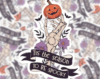 C'est la saison de la chair de poule - Adorable squelette d'Halloween en vinyle pour main et citrouille - Décoration d'automne résistante à l'eau, options mini et holographiques