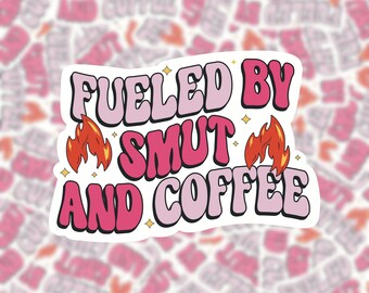 Sticker en vinyle Fueled by Smut and Coffee | Lecteur fantastique, romantique | Stickers Kindle, bouteille d'eau, ordinateur portable | Esthétique rose | Cadeau club de lecture