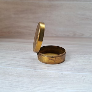 Vintage Karess Woodworth Small Gold Tone Powder Compact
