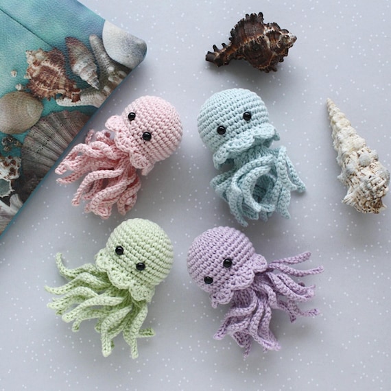 Kleine Qualle gehäkelt in 4 Pastellfarben - Amigurumi Meerestier aus Baumwolle