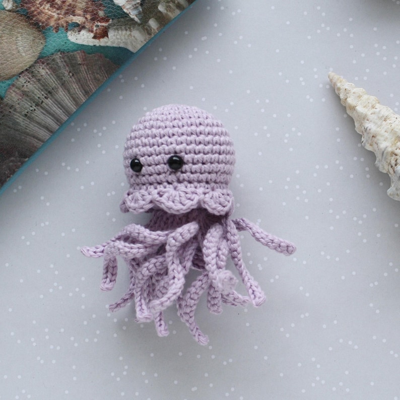 Small crocheted jellyfish in 4 pastel colors - Amigurumi sea creature made of cotton Flieder