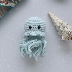 Small crocheted jellyfish in 4 pastel colors - Amigurumi sea creature made of cotton Hellblau