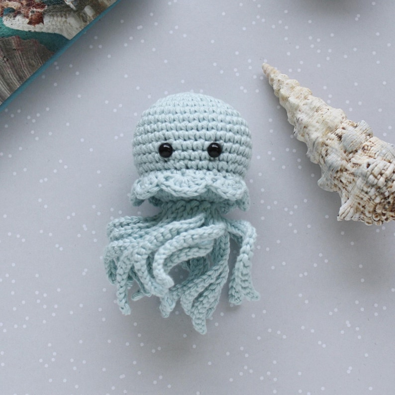 Small crocheted jellyfish in 4 pastel colors - Amigurumi sea creature made of cotton Hellblau