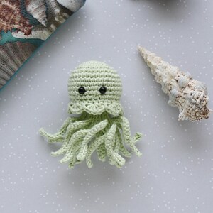 Small crocheted jellyfish in 4 pastel colors - Amigurumi sea creature made of cotton Hellgrün