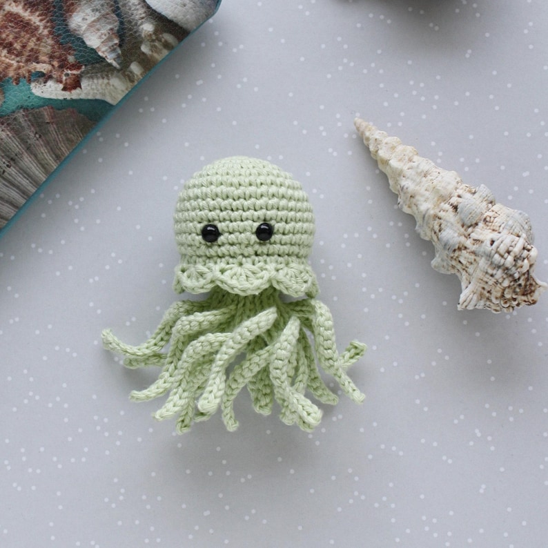 Small crocheted jellyfish in 4 pastel colors - Amigurumi sea creature made of cotton Hellgrün