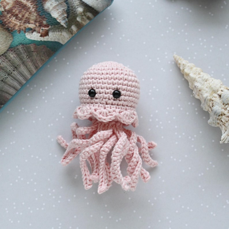 Small crocheted jellyfish in 4 pastel colors - Amigurumi sea creature made of cotton Hellrosa