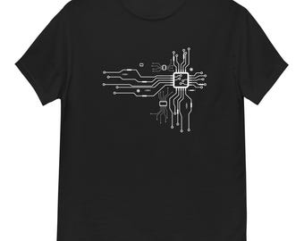 Op de afbeelding: Zwart T-shirt met een wit printplaatontwerp. De afbeelding is een gedetailleerde weergave van elektronische paden en componenten, wat een technisch geïnspireerde esthetiek creëert. Het shirt is gemaakt van een zacht, comfortabel materiaal.